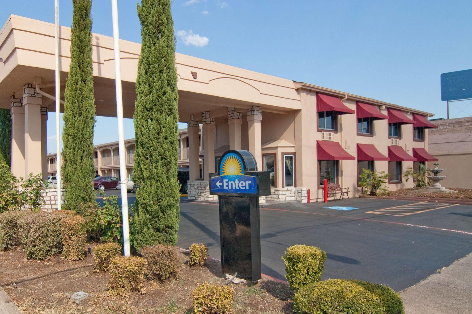 Days Inn By Wyndham Market Center Dallas Love Field Exterior foto